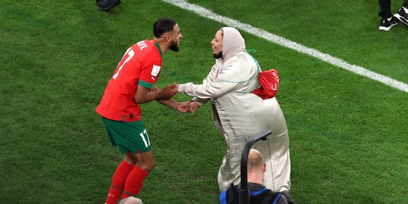 Marocco, Boufal balla con la mamma per festeggiare la vittoria con il Portogallo