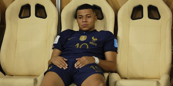 Mbappé distrutto dopo la finale persa: Macron lo consola così