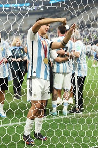 Dybala impazzito: i baci alla coppa, i canti e il regalo da portare a casa