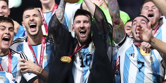 Il mantello di Messi dopo la finale diventa un caso: c'è un problema, ecco cosa dicono le regole Fifa