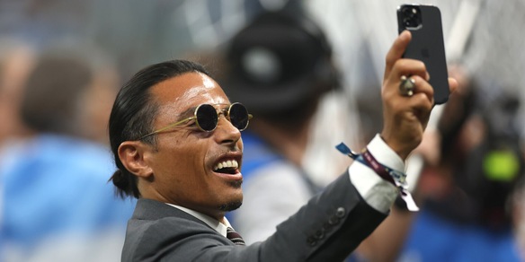 Chi è Salt Bae, il controverso mago della carne che fa discutere per i suoi prezzi folli