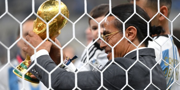 Salt Bae, la festa in Qatar con Messi costa caro: arriva la punizione per lo chef