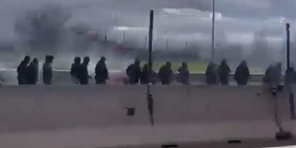 Guerriglia tra ultras, bloccata l’autostrada Guerriglia tra ultras, bloccata l’autostrada
