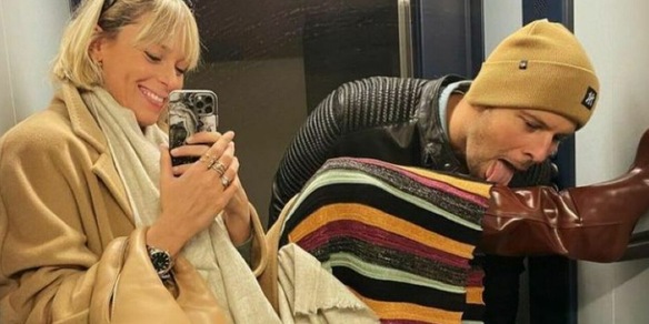 Federica Pellegrini e la foto 'fetish' in ascensore. I fan protestano: "Brutto esempio" Federica Pellegrini e la foto 'fetish' in ascensore. I fan protestano: "Brutto esempio"