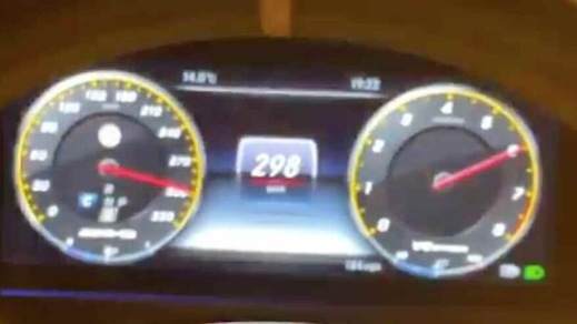 Sfreccia a 301 km/H sull'autostrada Autofiori senza preoccuparsi dei limiti Sfreccia a 301 km/H sull'autostrada Autofiori senza preoccuparsi dei limiti