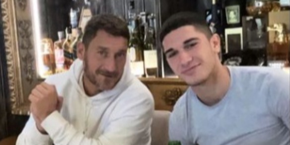 Totti porta a pranzo Volpato: sorrisi e selfie al ristorante Totti porta a pranzo Volpato: sorrisi e selfie al ristorante