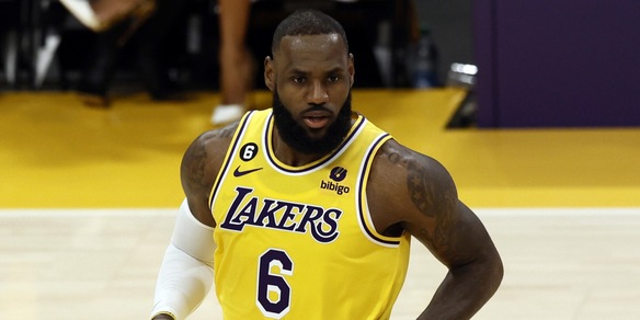 LeBron, maglia all'asta venduta per una cifra clamorosa: è record LeBron, maglia all'asta venduta per una cifra clamorosa: è record