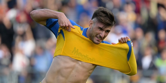 Serie B, il Frosinone allunga in vetta: basta Borrelli per piegare il Benevento Serie B, il Frosinone allunga in vetta: basta Borrelli per piegare il Benevento