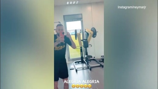 Infortunio e carnevale di Rio, Neymar risponde con "alegria" Infortunio e carnevale di Rio, Neymar risponde con "alegria"