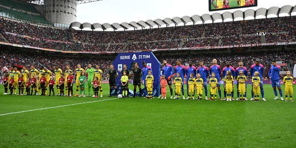 Cori durante il minuto di silenzio per Milan-Verona: monta l'indignazione sui social