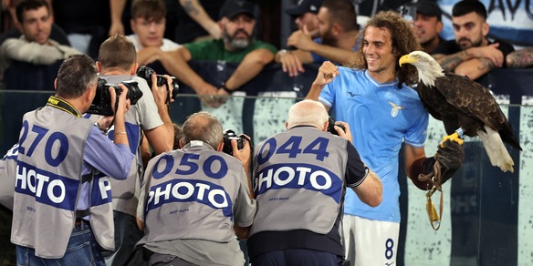 Guendouzi esulta sotto la curva della Lazio con l'aquila dopo la vittoria contro il Torino