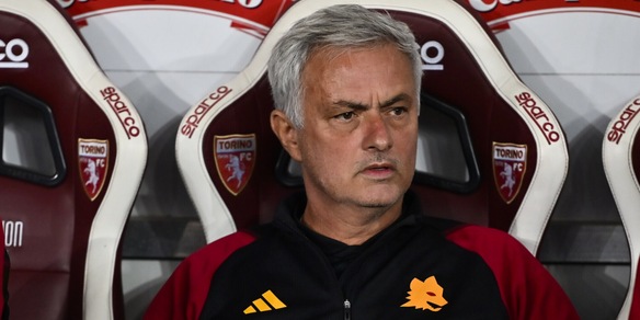 Mourinho, le scelte per il Genoa: la difesa della Roma è forzata