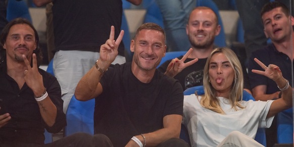 Totti e Noemi Bocchi in tribuna insieme a Isabel per vedere Genoa-Roma