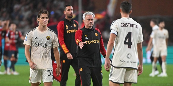 Mourinho e la Roma sotto il settore ospiti: confronto con i tifosi dopo il ko contro il Genoa