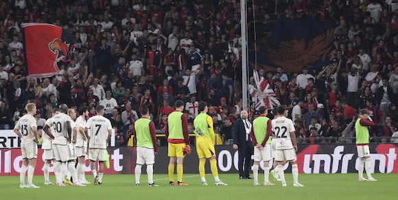 Roma, i tifosi il giorno dopo il ko con il Genoa sono inferociti. Ma Mourinho è l'ancora di salvezza