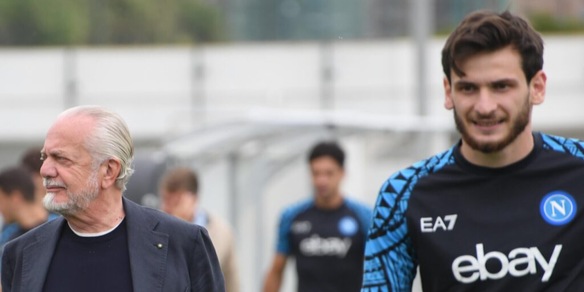 De Laurentiis assiste al lavoro del Napoli: le ultime su Osimhen
