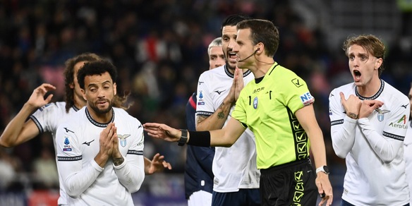 Bologna-Lazio, la moviola: nessun rigore, il Var dà ragione a La Penna