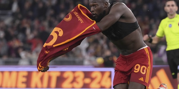 Roma, dall'inferno al paradiso. L'esultanza sfrenata di Lukaku sotto la Sud al 96'
