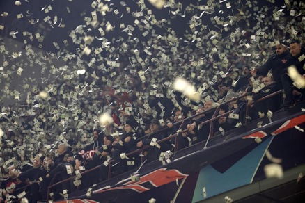 Donnarumma, volano banconote false in campo a San Siro prima di Milan-Psg