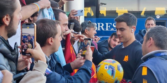 La Roma vola a Praga: Mou lascia a casa Spinazzola. Autografi per Dybala e Sanches