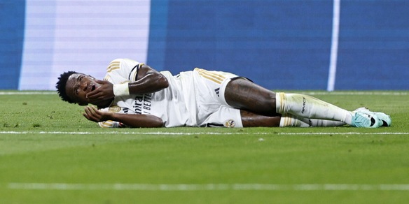 Infortunio Vinicius, lungo stop: salta Real Madrid-Napoli, le condizioni