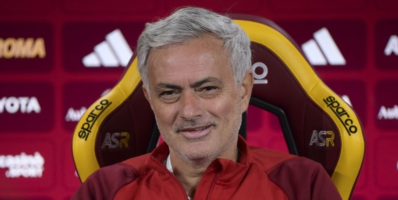 Mourinho, Roma, Smalling, banditi: i retroscena della conferenza perfetta