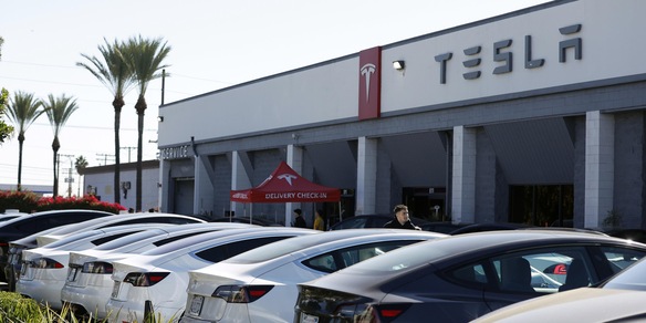 Per l’elettrico servono incentivi e metodo Tesla