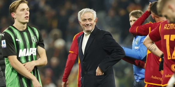 Mourinho chiuso nel pullman della Roma: cosa è successo nel riscaldamento