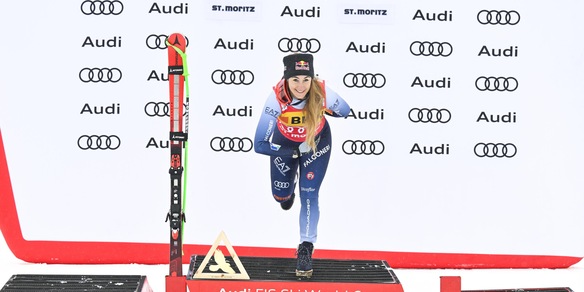 Sofia Goggia e l'inchino sul palco dopo la vittoria a St.Moritz