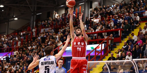 Basket Serie A, colpo Reggio Emilia: espugna Napoli 89-87