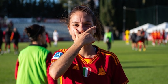 Roma Femminile, Giugliano esulta con la Dybala mask dopo la vittoria contro il Milan