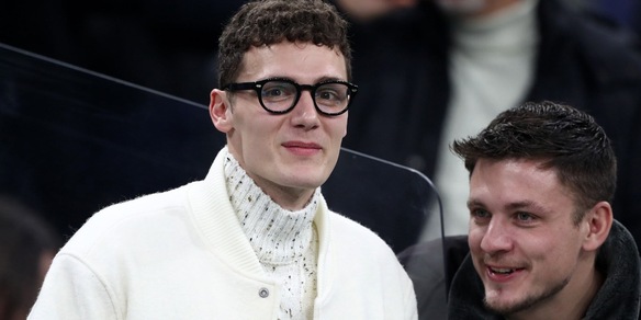 Pavard in tribuna per Inter-Udinese: il look total white diventa virale