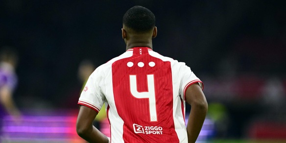 Ajax in campo senza nomi sulla maglia e con tre puntini: il motivo