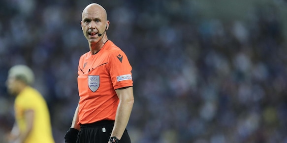 La scelta dell'IFFHS sull'arbitro Taylor fa discutere i tifosi della Roma: il motivo