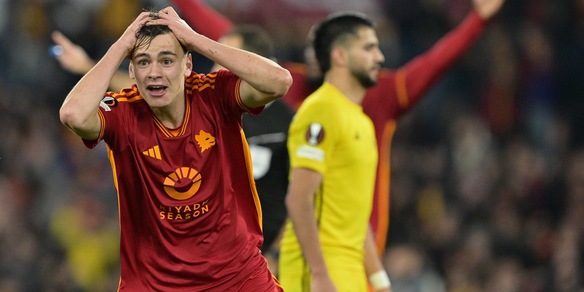 La gioia irrefrenabile di Pisilli dopo il gol con la Roma contro lo Sheriff