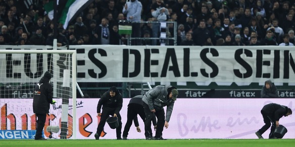 M'Gladbach-Werder Brema sospesa per lancio di monetine in campo. Ma non è come sembra