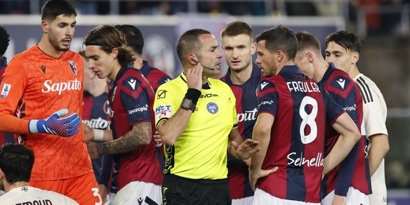 Bologna-Roma, disastro Guida: primo tempo da incubo e Beukema graziato