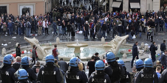 Gli ultras del Feyenoord cercano vendetta con la Roma: “Massacriamoli”