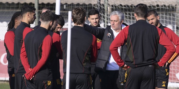 Mourinho cambia la Roma: le mosse per battere il Napoli