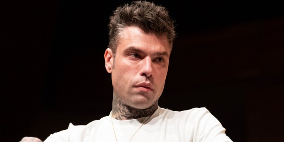 Fedez sta ancora male: cosa è costretto a fare dopo il ricovero