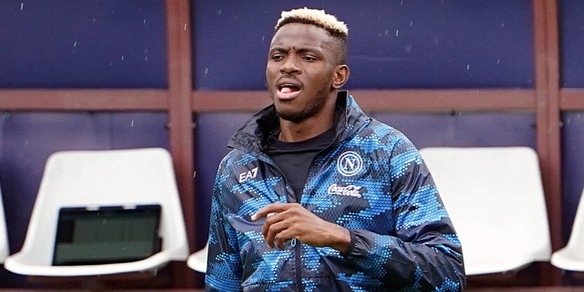 Osimhen parte in ritiro con il Napoli e aspetta il Psg