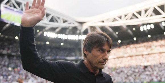Conte torna allo Stadium, per la prima volta con i tifosi della Juve: così lo hanno accolto