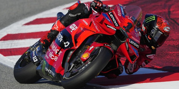 Bagnaia non molla: ottimo a Barcellona, Martin quarto