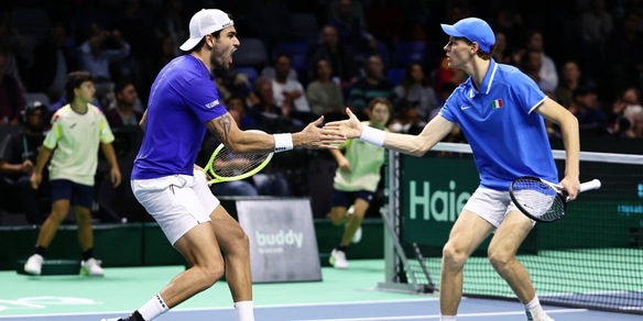 Malaga, via la luce a Berrettini e Sinner: la gag virale con le racchette scambiate