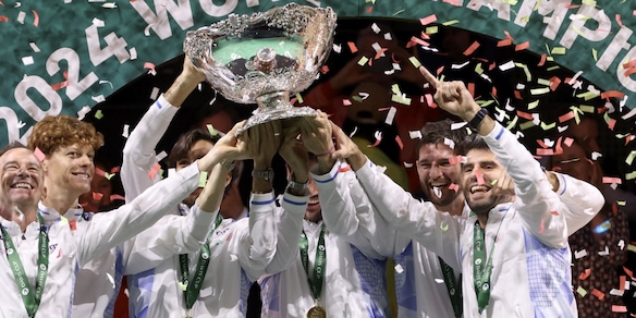 L'Italia alza la Coppa Davis: la festa azzurra con Sinner e Berrettini