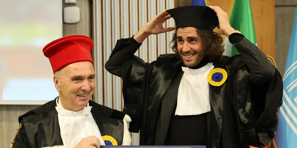 Tamberi si laurea a Urbino e apre alle Olimpiadi 2028. Lo scherzo della moglie