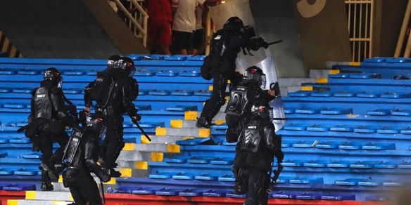 Colombia, violenze allo stadio: i calciatori lasciano la stadio con il carro armato