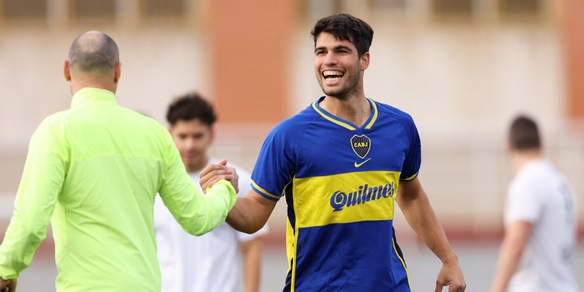 Alcaraz gioca a pallone e si diverte con la maglia del Boca