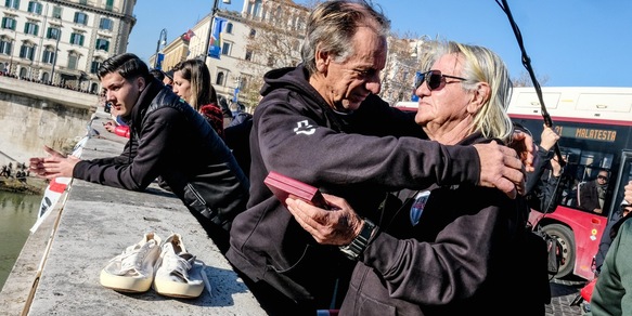 Il tuffo nel Tevere a Capodanno: continua la tradizione a Roma
