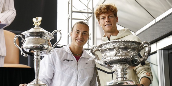 Sinner e Sabalenka insieme con i trofei dell'Australian Open: che show a Melbourne